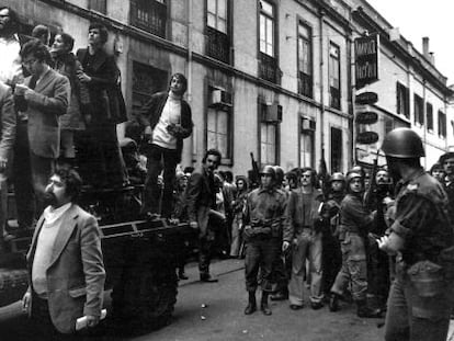 Cardoso Pires, dalt del cami&oacute;, recolzant-se amb la m&agrave;, en la revoluci&oacute; dels clavells que acab&agrave; amb la dictadura de Salazar, amb els soldats contenint com podien la gent.  