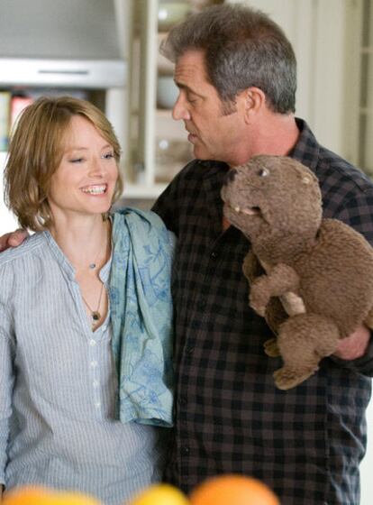 Jodie Foster y Mel Gibson, en una imagen de la película <i>The beaver.</i>