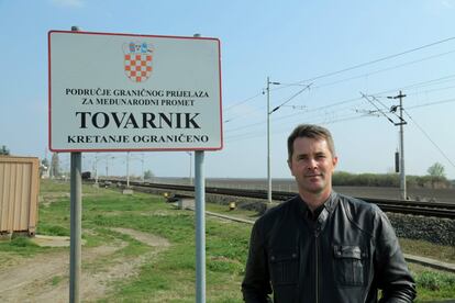 Dubravko Blaskovic, presidente del Consejo de la Región de Vukovar, junto a un cartel de acceso a Tovarnik, a escasos metros de la frontera con Serbia.