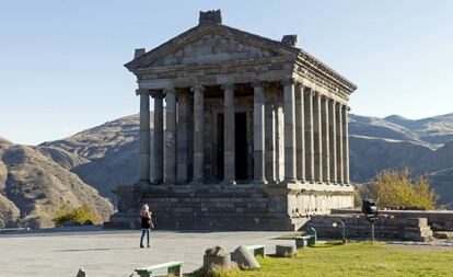 Una turista ante el templo grecorromano de Garni, en Armenia.