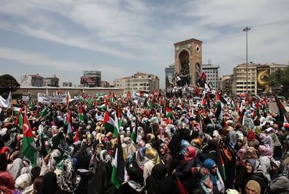 Multitudinaria protesta en la plaza Taksim, en Estambul. Gran parte de los activistas y buques que participaban en la flotilla con ayuda humanitaria procedían de Turquía.