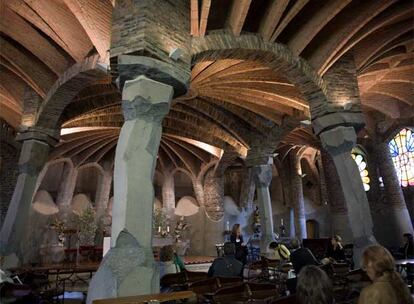 Interior de la cripta de la Colonia Güell, construida por Antonio Gaudí.