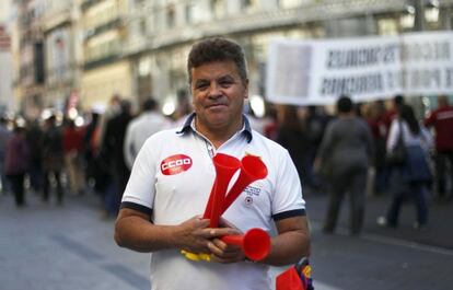 Osorio, vendedor de banderas y trompetas, en una manifestación