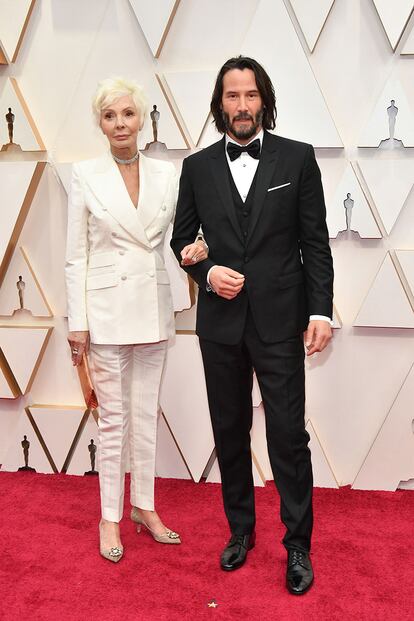 Keanu Reeves, de Dolce & Gabbana, y su madre, la diseñadora de vestuario Patricia Taylor. Él se ha encargado de entregar el Oscar a mejor guion original a Parásitos.  
