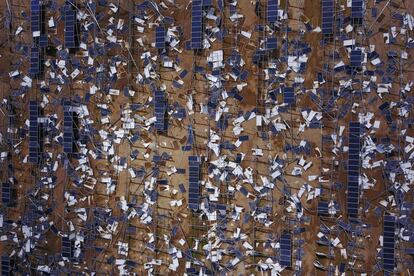 Vista de una instalación de paneles solares destrozados tras el paso del huracán María, en Humacao (Puerto Rico).