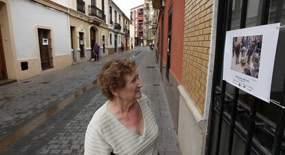 Maruja Barberá, vecina del barrio, observa una de las fotos de la exposición 'Viu Campanar'.