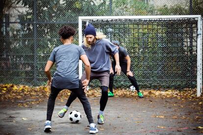 <p>Comenta a los tuyos que te has apuntado al gimnasio, al equipo de fútbol de la empresa o que vas a clases de submarinismo. Explica bien tus motivos y transmíteles tu ilusión. <strong>Ver a los tuyos aplaudiendo en la grada suele dar subidón</strong>. Por el contrario, un entorno social hostil es uno de los elementos que más voluntades dinamita. </p> <p><strong>Lo que no funciona:</strong> si sientes que aún te queda mucho por mejorar y eso te acongoja, diles que no vayan a verte. En 2006 el <em>European Journal of Human Movement</em> publicaba un estudio del profesor René González-Boto, de la Facultad de Ciencias de la Actividad Física y el Deporte de la Universidad de León, donde mostraba cómo los alumnos de la ESO reaccionaban al lanzar a canasta. "<a href="https://recyt.fecyt.es/index.php/ejhm/article/view/56217" rel="nofollow" target="_blank">Los de menos nivel fallaban más cuando tenían que tirar ante la atenta mirada de sus compañeros</a>", recalca el profesor Alfonso Salguero del Valle, parte del equipo de profesionales que llevaron a cabo aquel estudio y miembro del Grupo de Psicología de la Actividad Física de esa Universidad.</p>