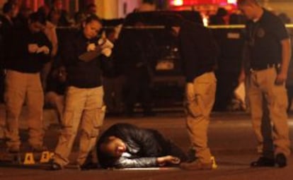 Un grupo de forenses junto a un cad&aacute;ver en Ciudad Ju&aacute;rez en 2010.