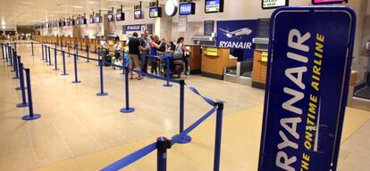 Puestos de facturaci&oacute;n de Ryanair en el Aeropuerto de Girona. 