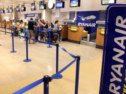 Puestos de facturaci&oacute;n de Ryanair en el Aeropuerto de Girona. 