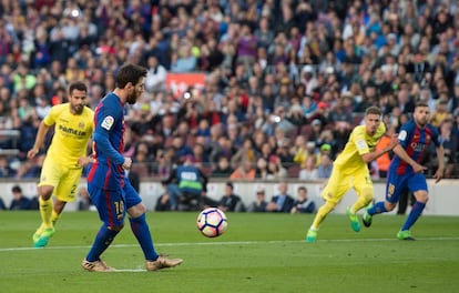 Messi marca el tercer gol de su equipo desde el punto de penalti.