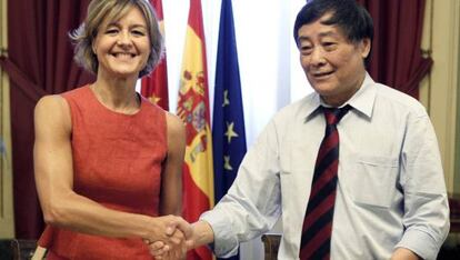 Isabel García Tejerina con el presidente de la empresa china Wahaha, Zong Qinghou, tras firmar un acuerdo de cooperación.