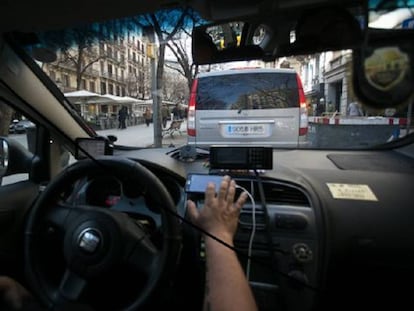 Vista interior de un taxi en Barcelona. 