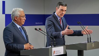 Pedro Sánchez y António Costa, a finales de marzo en Bruselas.