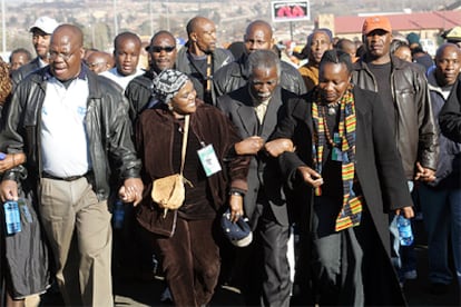 El presidente Thabo Mbeki (tercero por la izquierda), ayer en la marcha del 30º aniversario de la revuelta de Soweto.