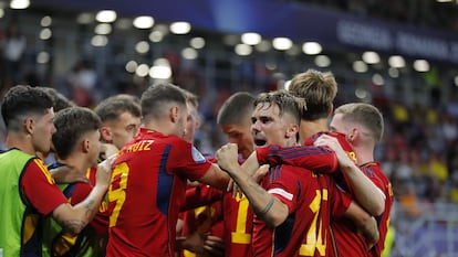 Rodri aprieta el puño durante la celebración de uno de los goles de España a Rumania.