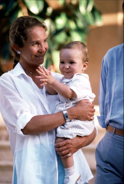 El hijo mayor de la infanta Elena guarda un gran parecido con ella. En la imagen, con un año durante las vacaciones de verano en Palma de Mallorca.