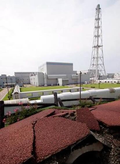 Vista de una carretera levantada cerca de la central nuclear de Kashiwazaki-Kariwa (Japón) tras el terremoto