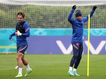 Jadon Sancho, a la derecha, entrena junto a Jack Grealish en los preparativos para el último partido de la fase de grupos de la selección inglesa.