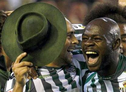 Sergio García y Emana celebran bailando el tercero de los verdiblancos