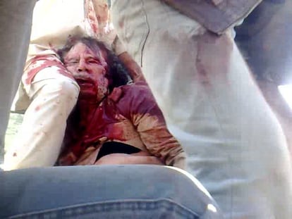 Imagen tomada de un vídeo realizado con un teléfono móvil de un miembro del Consejo Nacional Transitorio, en la que se ve a Gadafi nada más ser apresado en Sirte.