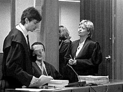 Txema Matanzas, de pie, durante una intervención como abogado en un juicio en la Audiencia.