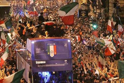 La selección italiana recibe por las calles de Roma un multitudinario homenaje por haberse proclamado campeona del mundo.