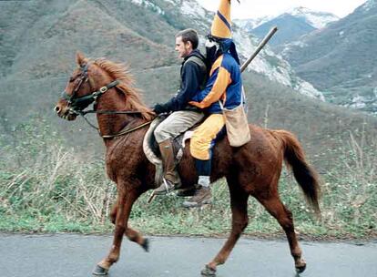 El Guirria recorre a caballo San Juan de Beleño (Asturias) el 1 de enero.