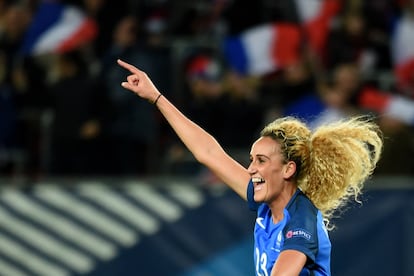 Kheira Hamraoui celebra tras marcar un gol en un partido de Francia contra Ucrania.