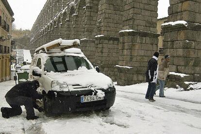 El monumento más emblemático de Segovia, el acueducto romano, también ha amanecido completamente cubierto por la nieve.