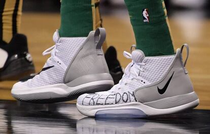 Las zapatillas con la inscripción Freedom que utilizó Kanter en el Toronto-Boston.