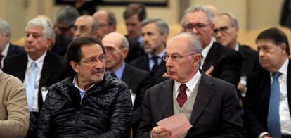 El expresidente de Bankia Rodrigo Rato (derecha) junto al exconsejero de Caja Madrid José Antonio Moral Santín (izquierda), durante la primera sesión del juicio por la salida a Bolsa de la entidad en 2011