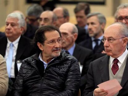 El expresidente de Bankia Rodrigo Rato (derecha) junto al exconsejero de Caja Madrid José Antonio Moral Santín (izquierda), durante la primera sesión del juicio por la salida a Bolsa de la entidad en 2011