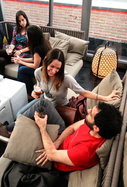 Ambiente distendido en la terraza de La Cocina de San Antón.