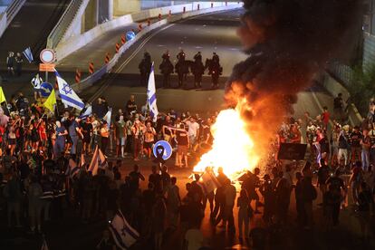 Demonstrators on the Ayalon highway in Tel Aviv, at around midnight Sunday, call on the Netanyahu government for the negotiated return of Israeli hostages in Gaza.