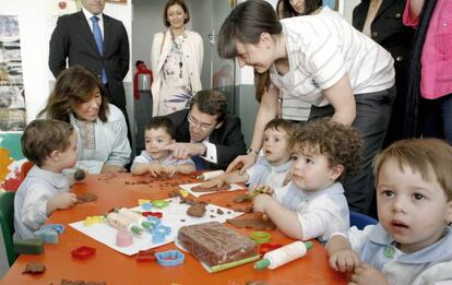 El presidente de la Xunta, Alberto Núñez Feijóo, reivindicó la política social de su gobierno como una tarjeta de presentación “incontestable” de su gestión. Feijóo visitó la escuela infantil de Eirís, en A Coruña, junto a la conselleira de Traballo, Beatriz Mato, y cifró en “más de un 40%” el aumento de plazas públicas en guarderías desde la llegada del PP a la Xunta.