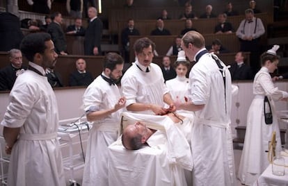 Fotograma de 'The Knick', serie de Steven Soderbergh protagonizada por Clive Owen.