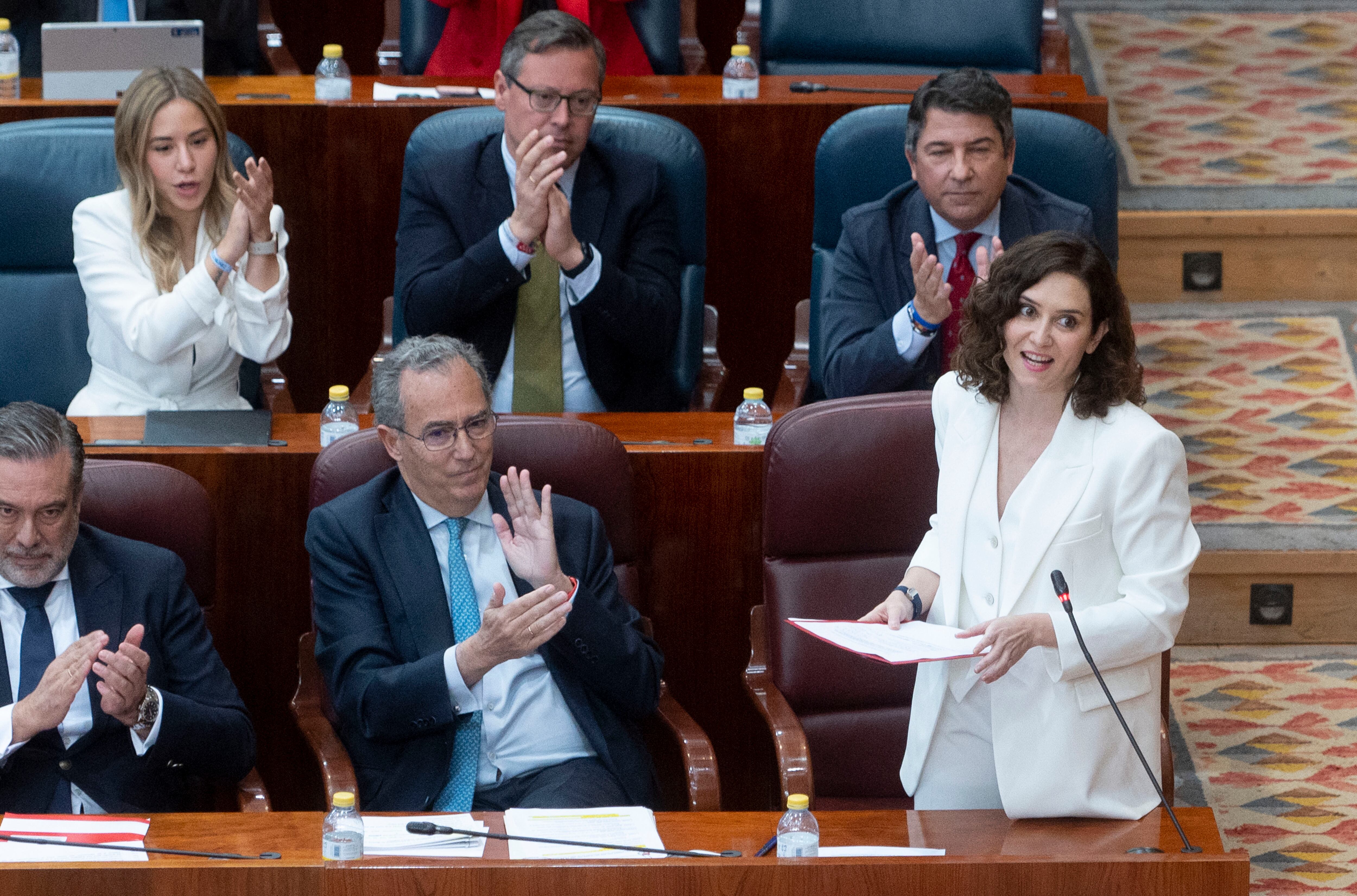 Noelia Núñez aplaude a Isabel Díaz Ayuso durante un pleno en la Asamblea de Madrid de la pasada legislatura