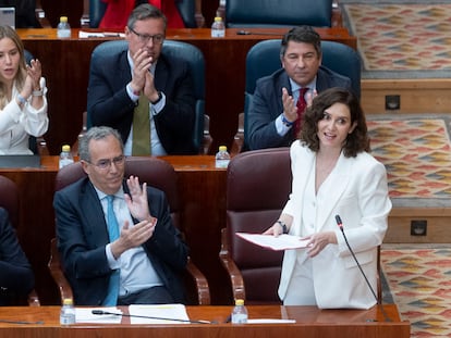 Isabel Díaz Ayuso, este jueves durante el pleno de la Asamblea, junto a Enrique Ossorio.