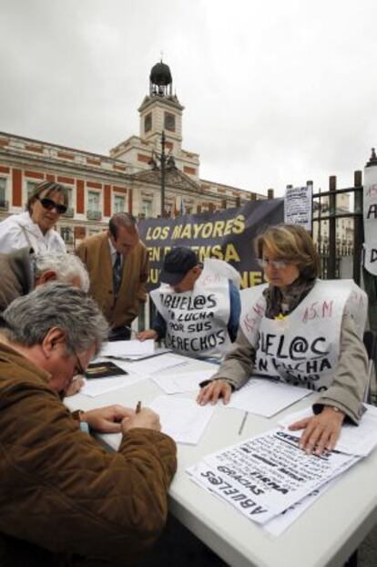 Mesa de recogida de firmas de los abuelos del 15-M.