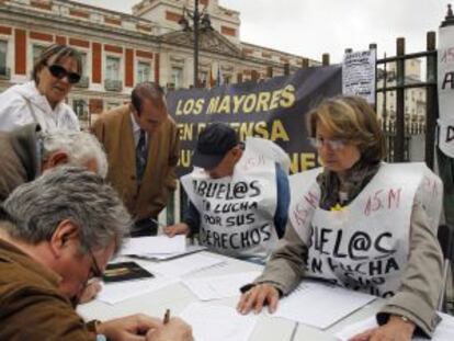 Mesa de recogida de firmas de los abuelos del 15-M.