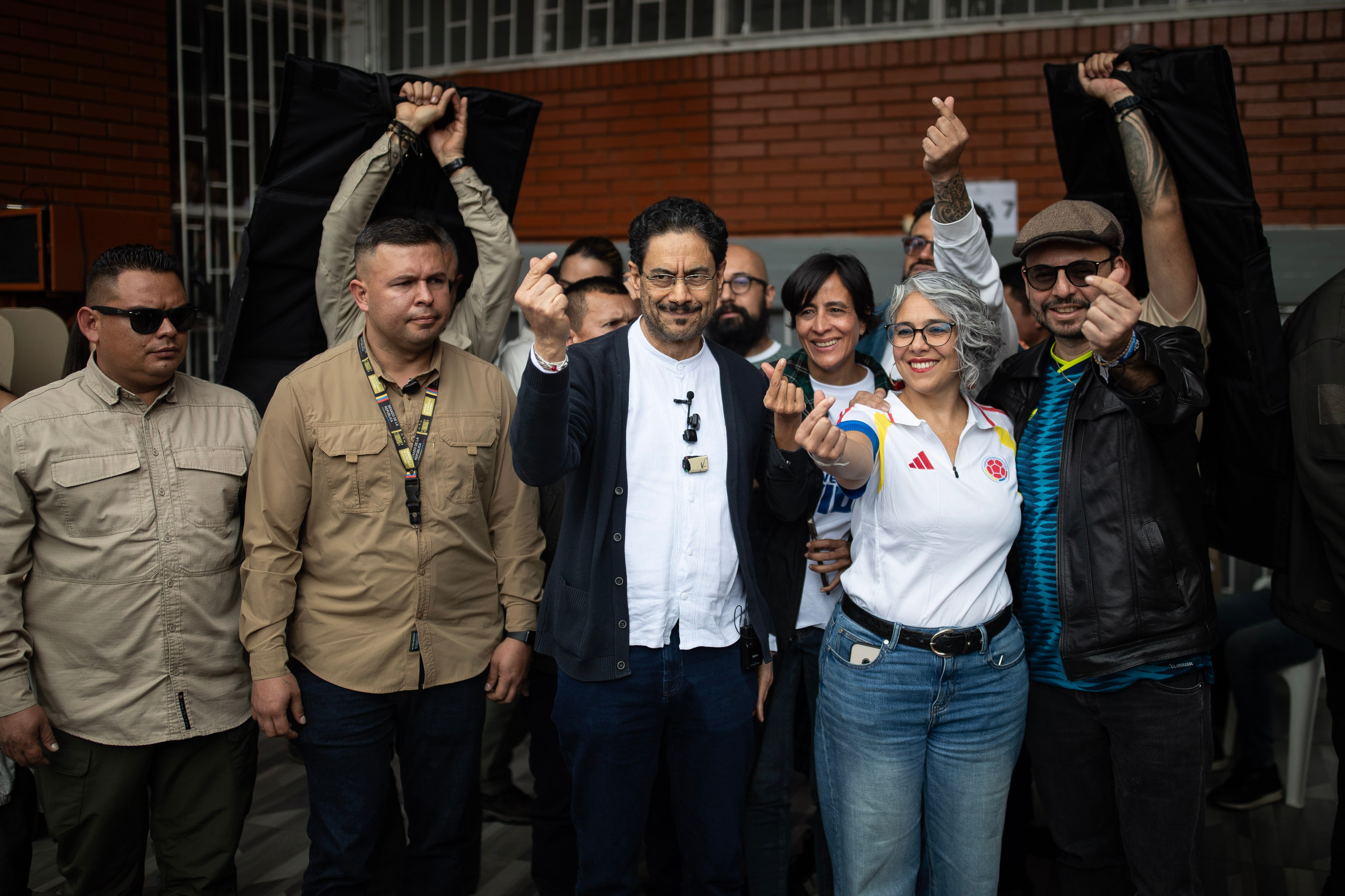 Iván Cepeda después de votar, en Bogotá, el 21 de junio.