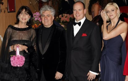 De izquierda a derecha: Carolina de Mónaco, Perdo Almodóvar y Alberto y Charlene de Mónaco, en el Baile de la Rosa dedicado a la movida en 2008.
