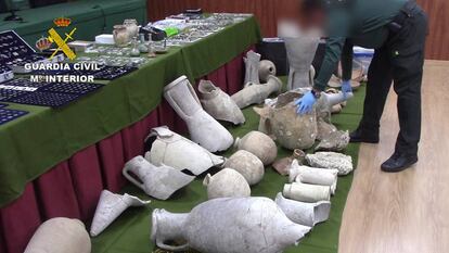 Parte del botín de piezas arquelógicas recuperado este viernes por la Guardia Civil en Cádiz.
