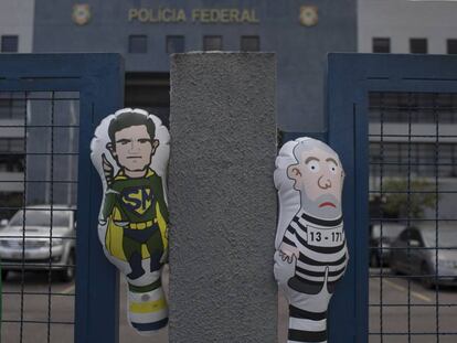 Bonecos infláveis alusivos ao juiz Sérgio Moro e ao ex-presidente Lula em frente à sede da Polícia Federal em Curitiba.