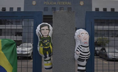 Bonecos infláveis alusivos ao juiz Sérgio Moro e ao ex-presidente Lula em frente à sede da Polícia Federal em Curitiba.