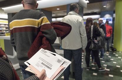 Larga fila en una oficina de Correos de la Avenida del Cid de Valencia para votar a las elecciones generales y a las Cortes Valencianas.