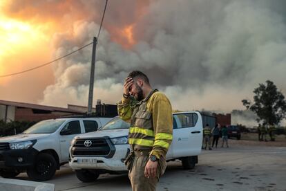 Un bombero llora en las inmediaciones del incendio de Losacio, a 17 de julio de 2022, en Losacio, Zamora.