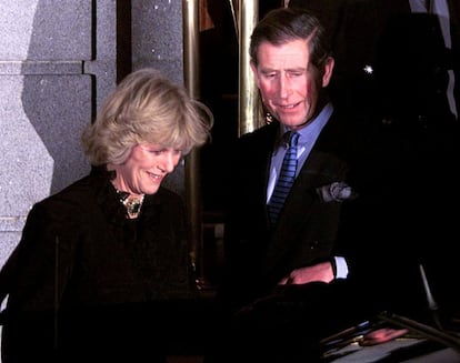 28 de enero de 1999. Carlos de Inglaterra, Príncipe de Gales, y su compañera Camilla Parker Bowles, abandonan el hotel Ritz de Londres donde asistieron, juntos por primera vez, a una fiesta con motivo del 50º cumpleaños de Annabel Elliott, hermana de Camilla.
