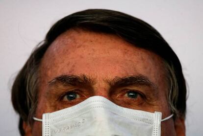 El presidente de Brasil, Jair Bolsonaro, durante una ceremonia en el Palacio de Alvorada en Brasilia. El país con más de dos millones de positivos y 78.772 fallecidos, incluidos 28.500 nuevos casos desde el balance anterior, figura en cambio como el país con más pacientes recuperados, con 1,44 millones de personas salvadas.